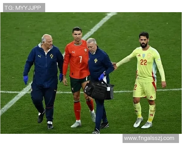 欧冠赛场惊现奇葩瞬间球迷冲入场内抢夺C罗球衣事件回顾 欧冠赛场惊现奇葩瞬间球迷冲入场内抢夺C罗球衣事件回顾